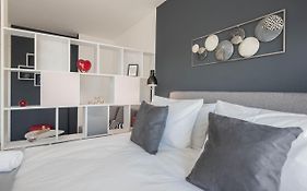Above The Sea Apartment